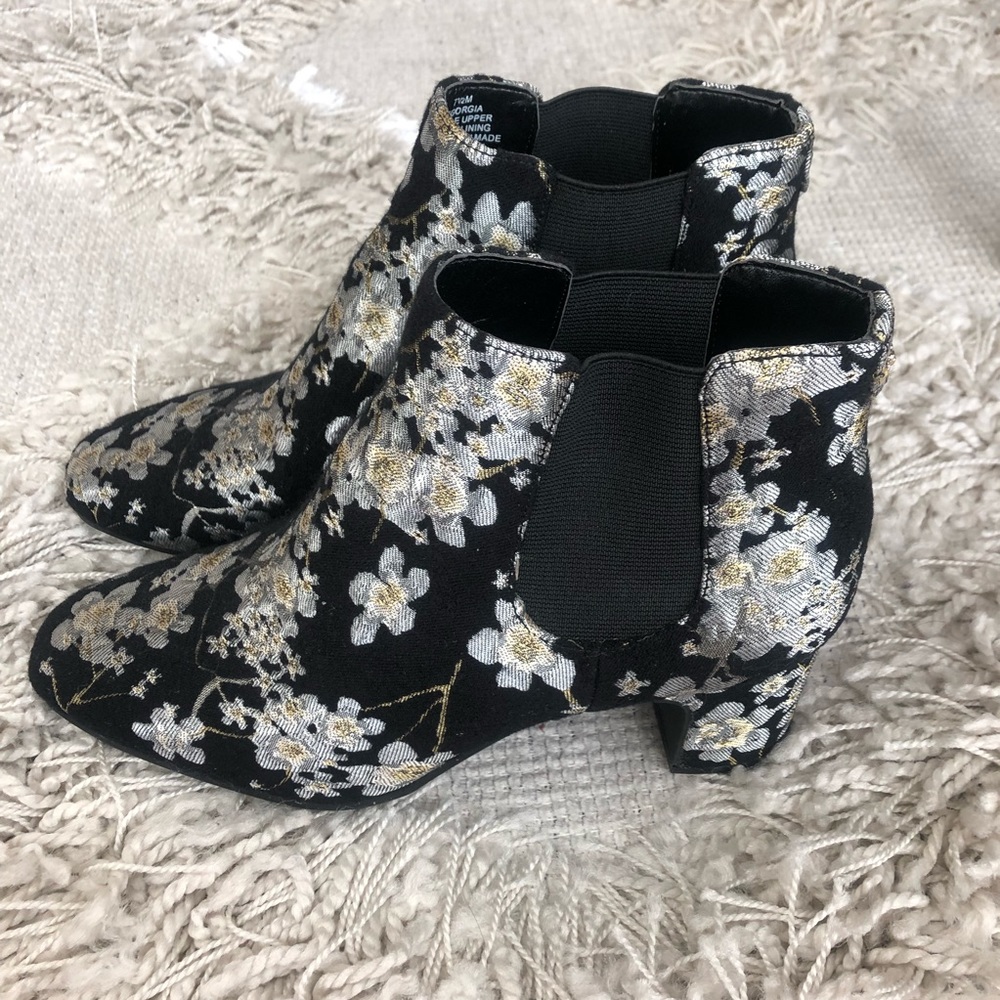 NWOT Ann Klein Georgia booties floral black silver